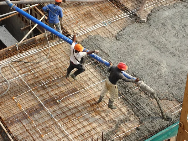 Kuala Lumpur Malaysia May 2017 Group Construction Workers Pouring Wet — Stock Photo, Image