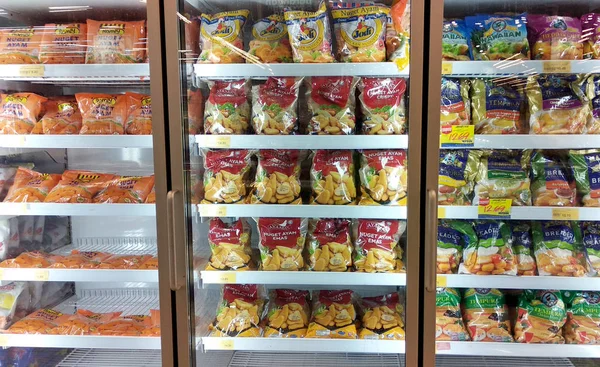Kuala Lumpur, Malezya-10 Mayıs 2018: paketlenmiş işlenmiş gıda süpermarket büyük soğuk soğutucu düzenlenmiştir. Kategoriler ve markalar tarafından düzenlenmiş 