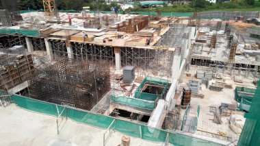 Çelik takviyeli beton kolon yapım aşamasında. İnşaat alanındaki yapının bir parçası olarak. Sütunun üstündeki takviye çubuğu inşaatın bir sonraki aşaması için hazır..