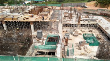 Çelik takviyeli beton kolon yapım aşamasında. İnşaat alanındaki yapının bir parçası olarak. Sütunun üstündeki takviye çubuğu inşaatın bir sonraki aşaması için hazır..