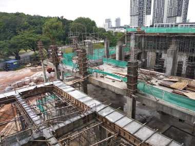 Çelik takviyeli beton kolon yapım aşamasında. İnşaat alanındaki yapının bir parçası olarak. Sütunun üstündeki takviye çubuğu inşaatın bir sonraki aşaması için hazır..