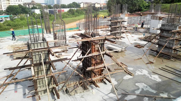 钢筋混凝土柱正在施工中 它是建筑工地建筑结构的一部分 立柱顶部的钢筋已准备好进行下一阶段的施工 — 图库照片