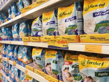 Kuala Lumpur, Malezya - 12 Temmuz 2019: Süpermarketlerdeki raflarda sergilenen yumuşak paketlenmiş süt tozu. Markaya göre sıralanır ve müşterinin seçmesi kolay olur.. 
