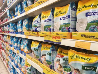 Kuala Lumpur, Malezya - 12 Temmuz 2019: Süpermarketlerdeki raflarda sergilenen yumuşak paketlenmiş süt tozu. Markaya göre sıralanır ve müşterinin seçmesi kolay olur.. 