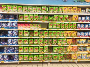 Kuala Lumpur, Malezya - 12 Temmuz 2019: Süpermarketlerdeki raflarda sergilenen yumuşak paketlenmiş süt tozu. Markaya göre sıralanır ve müşterinin seçmesi kolay olur.. 