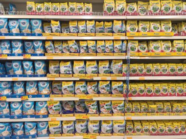 Kuala Lumpur, Malezya - 12 Temmuz 2019: Süpermarketlerdeki raflarda sergilenen yumuşak paketlenmiş süt tozu. Markaya göre sıralanır ve müşterinin seçmesi kolay olur.. 