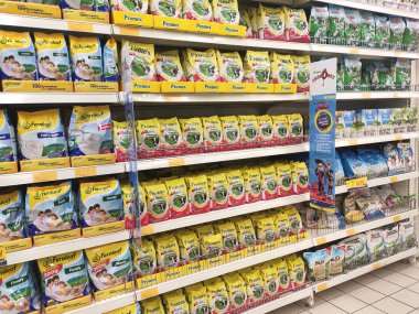 Kuala Lumpur, Malezya - 12 Temmuz 2019: Süpermarketlerdeki raflarda sergilenen yumuşak paketlenmiş süt tozu. Markaya göre sıralanır ve müşterinin seçmesi kolay olur.. 