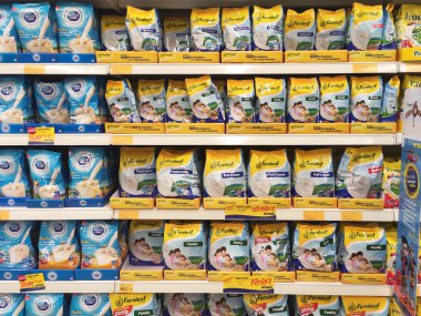 Kuala Lumpur, Malezya - 12 Temmuz 2019: Süpermarketlerdeki raflarda sergilenen yumuşak paketlenmiş süt tozu. Markaya göre sıralanır ve müşterinin seçmesi kolay olur.. 