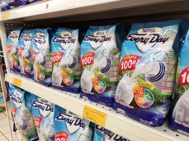 Kuala Lumpur, Malezya - 12 Temmuz 2019: Süpermarketlerdeki raflarda sergilenen yumuşak paketlenmiş süt tozu. Markaya göre sıralanır ve müşterinin seçmesi kolay olur.. 