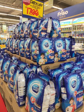 Kuala Lumpur, Malezya - 12 Temmuz 2019: Süpermarketlerdeki raflarda sergilenen yumuşak paketlenmiş süt tozu. Markaya göre sıralanır ve müşterinin seçmesi kolay olur.. 