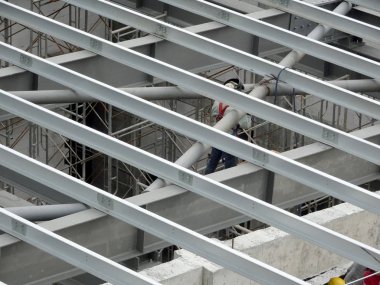 Kuala Lumpur, Malezya - 16 Haziran 2019: İnşaat alanında hafif çatı kirişleri inşa ediliyor. Çatı kaplama sistemini almak için işçiler tarafından düzgünce yerleştirilmiş. 