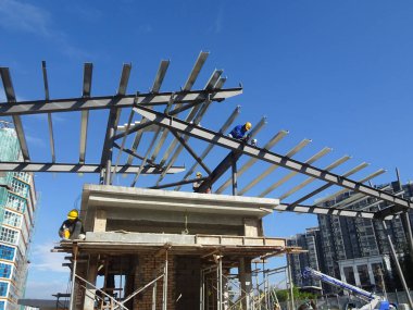 Kuala Lumpur, Malezya - 16 Haziran 2019: İnşaat alanında hafif çatı kirişleri inşa ediliyor. Çatı kaplama sistemini almak için işçiler tarafından düzgünce yerleştirilmiş. 