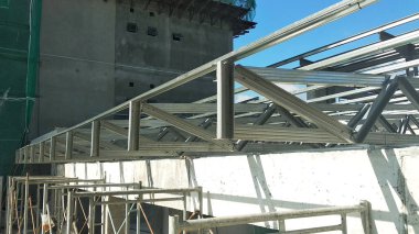 Kuala Lumpur, Malezya - 16 Haziran 2019: İnşaat alanında hafif çatı kirişleri inşa ediliyor. Çatı kaplama sistemini almak için işçiler tarafından düzgünce yerleştirilmiş. 