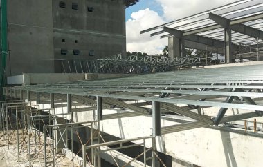 Kuala Lumpur, Malezya - 16 Haziran 2019: İnşaat alanında hafif çatı kirişleri inşa ediliyor. Çatı kaplama sistemini almak için işçiler tarafından düzgünce yerleştirilmiş. 