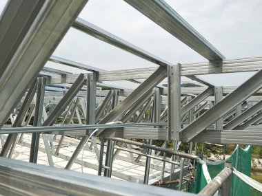 Kuala Lumpur, Malezya - 16 Haziran 2019: İnşaat alanında hafif çatı kirişleri inşa ediliyor. Çatı kaplama sistemini almak için işçiler tarafından düzgünce yerleştirilmiş. 