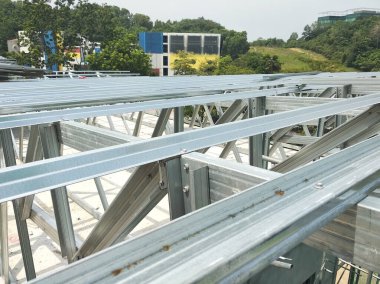 Kuala Lumpur, Malezya - 16 Haziran 2019: İnşaat alanında hafif çatı kirişleri inşa ediliyor. Çatı kaplama sistemini almak için işçiler tarafından düzgünce yerleştirilmiş. 