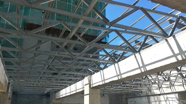 マレーシアのクアラルンプール 2019年6月16日 軽量屋根は建設現場で建設中です 屋根カバーシステムを受信するために労働者によって適切に設置 — ストック写真