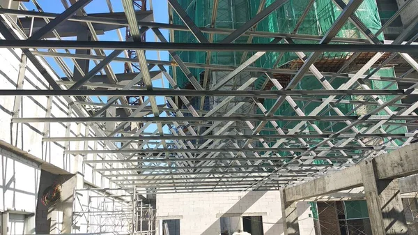 マレーシアのクアラルンプール 2019年6月16日 軽量屋根は建設現場で建設中です 屋根カバーシステムを受信するために労働者によって適切に設置 — ストック写真