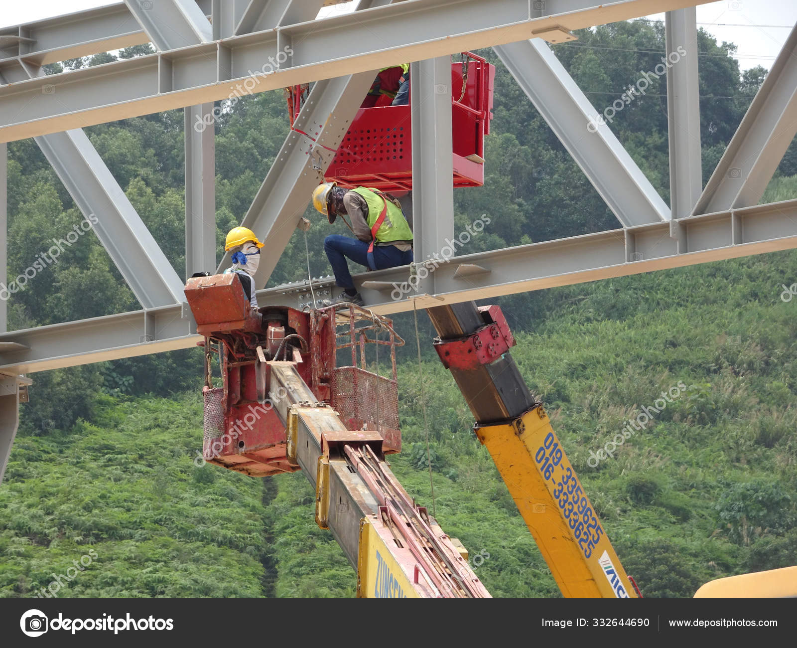 Kuala Lumpur Malaysia January 2020 Construction Workers Working Height Installing Stock Editorial Photo C Aisyaqilumar 332644690