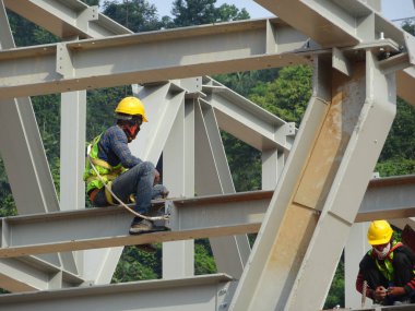Kuala Lumpur, Malezya - 12 Ocak 2020: Çelik yapının inşaatında çalışan inşaat işçileri. Çelik yapı, bina için büyük ve uzun bir süre sağlayabilir..