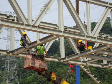 Kuala Lumpur, Malezya - 12 Ocak 2020: Çelik yapının inşaatında çalışan inşaat işçileri. Çelik yapı, bina için büyük ve uzun bir süre sağlayabilir..