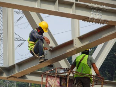 Kuala Lumpur, Malezya - 12 Ocak 2020: Çelik yapının inşaatında çalışan inşaat işçileri. Çelik yapı, bina için büyük ve uzun bir süre sağlayabilir..