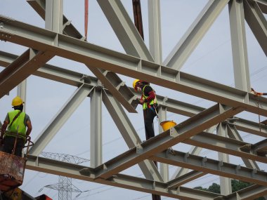 Kuala Lumpur, Malezya - 12 Ocak 2020: Çelik yapının inşaatında çalışan inşaat işçileri. Çelik yapı, bina için büyük ve uzun bir süre sağlayabilir..