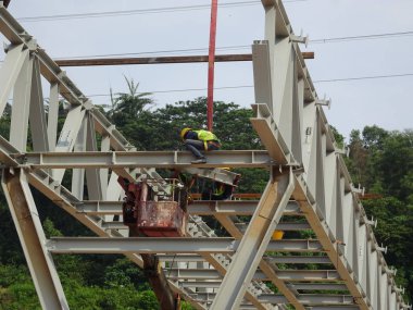 Kuala Lumpur, Malezya - 12 Ocak 2020: Çelik yapının inşaatında çalışan inşaat işçileri. Çelik yapı, bina için büyük ve uzun bir süre sağlayabilir..