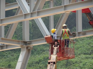 Kuala Lumpur, Malezya - 12 Ocak 2020: Çelik yapının inşaatında çalışan inşaat işçileri. Çelik yapı, bina için büyük ve uzun bir süre sağlayabilir..