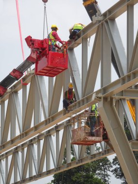 Kuala Lumpur, Malezya - 12 Ocak 2020: Çelik yapının inşaatında çalışan inşaat işçileri. Çelik yapı, bina için büyük ve uzun bir süre sağlayabilir..