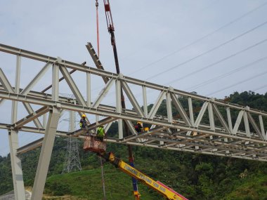 Kuala Lumpur, Malezya - 12 Ocak 2020: Çelik yapının inşaatında çalışan inşaat işçileri. Çelik yapı, bina için büyük ve uzun bir süre sağlayabilir..