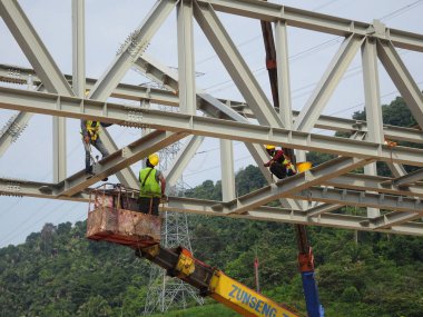 Kuala Lumpur, Malezya - 12 Ocak 2020: Çelik yapının inşaatında çalışan inşaat işçileri. Çelik yapı, bina için büyük ve uzun bir süre sağlayabilir..