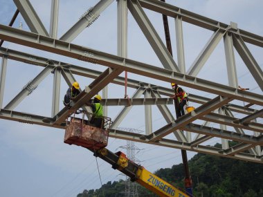 Kuala Lumpur, Malezya - 12 Ocak 2020: Çelik yapının inşaatında çalışan inşaat işçileri. Çelik yapı, bina için büyük ve uzun bir süre sağlayabilir..