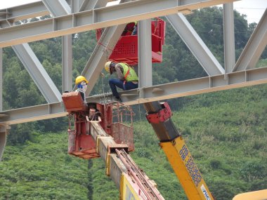 Kuala Lumpur, Malezya - 12 Ocak 2020: Çelik yapının inşaatında çalışan inşaat işçileri. Çelik yapı, bina için büyük ve uzun bir süre sağlayabilir..