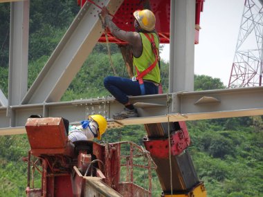 Kuala Lumpur, Malezya - 12 Ocak 2020: Çelik yapının inşaatında çalışan inşaat işçileri. Çelik yapı, bina için büyük ve uzun bir süre sağlayabilir..