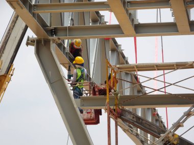 Kuala Lumpur, Malezya - 12 Ocak 2020: Çelik yapının inşaatında çalışan inşaat işçileri. Çelik yapı, bina için büyük ve uzun bir süre sağlayabilir..