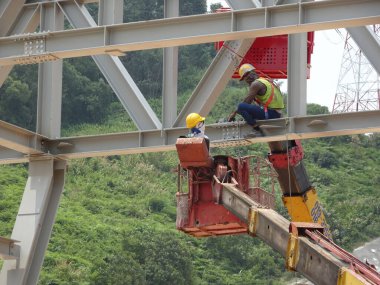 Kuala Lumpur, Malezya - 12 Ocak 2020: Çelik yapının inşaatında çalışan inşaat işçileri. Çelik yapı, bina için büyük ve uzun bir süre sağlayabilir..