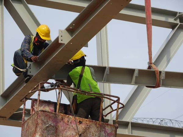 Kuala Lumpur Malaysia January 2020 Construction Workers Working Height Installing — Stock Photo, Image