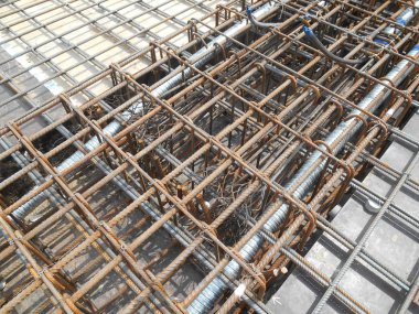 Selangor, Malezya - 13 Mayıs 2016: İnşaat alanında sıcak rulo deforme olmuş çelik çubuklar veya çelik takviye çubuğu. Betonu güçlendirmek için kullanılır. Mühendis tasarımını takip etmek için tasarlandı..
