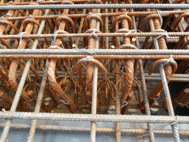 Selangor, Malezya - 13 Mayıs 2016: İnşaat alanında sıcak rulo deforme olmuş çelik çubuklar veya çelik takviye çubuğu. Betonu güçlendirmek için kullanılır. Mühendis tasarımını takip etmek için tasarlandı..