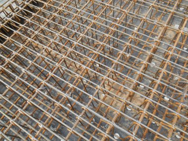 Selangor, Malezya - 13 Mayıs 2016: İnşaat alanında sıcak rulo deforme olmuş çelik çubuklar veya çelik takviye çubuğu. Betonu güçlendirmek için kullanılır. Mühendis tasarımını takip etmek için tasarlandı..