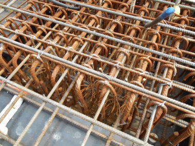 Selangor, Malezya - 13 Mayıs 2016: İnşaat alanında sıcak rulo deforme olmuş çelik çubuklar veya çelik takviye çubuğu. Betonu güçlendirmek için kullanılır. Mühendis tasarımını takip etmek için tasarlandı..