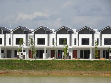Seremban, Malezya - 18 Haziran 2019: Malezya 'da inşa halindeki yeni çift katlı lüks teras evi. Modern ve çağdaş stili olan bir mimar tarafından tasarlandı.. 