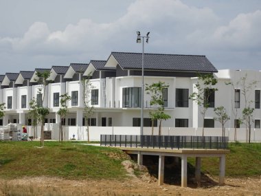 Seremban, Malezya - 18 Haziran 2019: Malezya 'da inşa halindeki yeni çift katlı lüks teras evi. Modern ve çağdaş stili olan bir mimar tarafından tasarlandı.. 