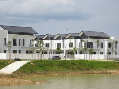 Seremban, Malezya - 18 Haziran 2019: Malezya 'da inşa halindeki yeni çift katlı lüks teras evi. Modern ve çağdaş stili olan bir mimar tarafından tasarlandı.. 