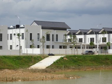 Seremban, Malezya - 18 Haziran 2019: Malezya 'da inşa halindeki yeni çift katlı lüks teras evi. Modern ve çağdaş stili olan bir mimar tarafından tasarlandı.. 