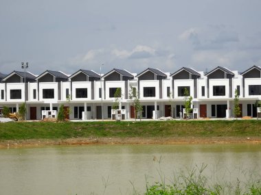 Seremban, Malezya - 18 Haziran 2019: Malezya 'da inşa halindeki yeni çift katlı lüks teras evi. Modern ve çağdaş stili olan bir mimar tarafından tasarlandı.. 