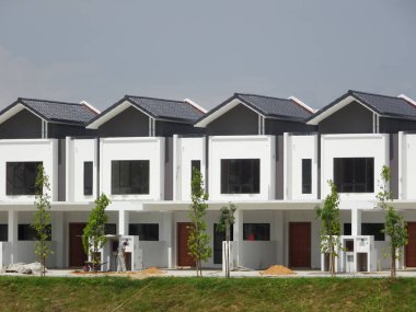 Seremban, Malezya - 18 Haziran 2019: Malezya 'da inşa halindeki yeni çift katlı lüks teras evi. Modern ve çağdaş stili olan bir mimar tarafından tasarlandı.. 
