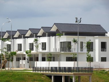 Seremban, Malezya - 18 Haziran 2019: Malezya 'da inşa halindeki yeni çift katlı lüks teras evi. Modern ve çağdaş stili olan bir mimar tarafından tasarlandı.. 