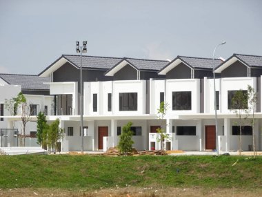 Seremban, Malezya - 18 Haziran 2019: Malezya 'da inşa halindeki yeni çift katlı lüks teras evi. Modern ve çağdaş stili olan bir mimar tarafından tasarlandı.. 